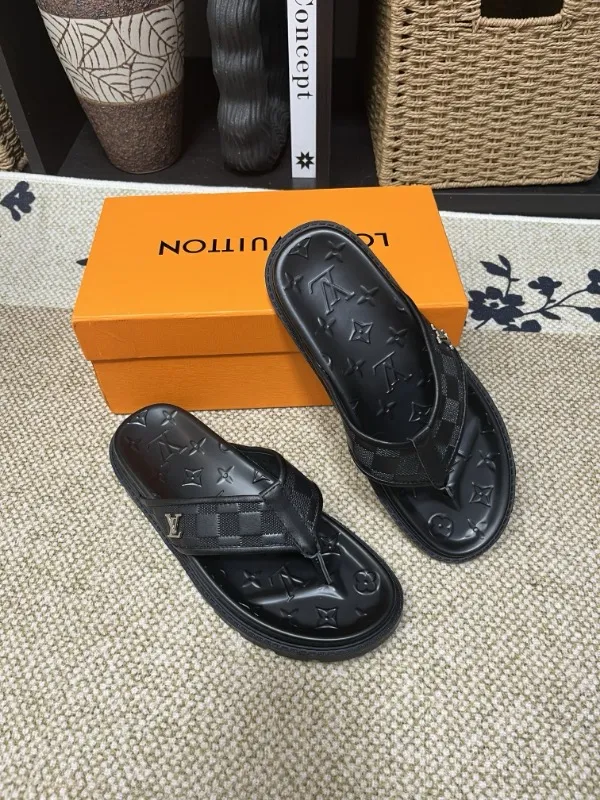 P270🏆Louis Vuitton 🏆[Louis Vuitton] Spring/Summer 2025 [Men's Flip Flops] 🎯🎯As an active family in the fashion industry ⭐ Lv is characterized by bold innovation ⚡Create this casual business style for Chinese fashionable men ✨The fabric is made of imported high-grade cowhide 🔥 Clean and neat ⚡Fashionable and elegant🌹Breathable, sweat-absorbent and deodorant👈So luxurious, high-end and domineering. 👍Must be sold if you repost the picture. Number of yards: 38--46. Color: 🎉 For large quantities. Welcome to repost.